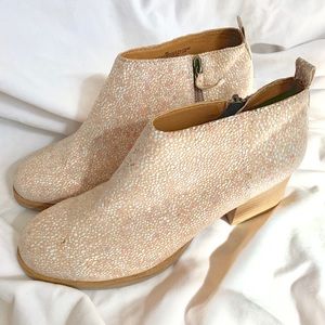Pretty beige/nude leather ankle boots! Sz 9